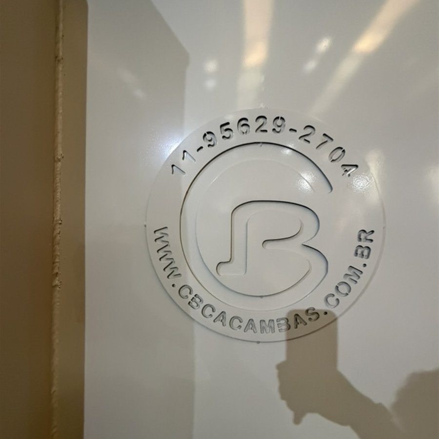 Selo da C.B. Caçambas gravado no equipamento