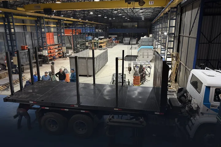Plataforma para cargas montada sobre caminhão dentro da fábrica